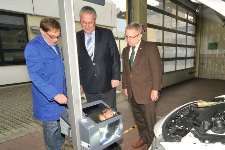 Informieren sich vor Ort: Ein Lichtexperte erläutert Klaus-Dieter Breitschwert (re.), Präsident Kfz-Gewerbe Bayern, und Joachim Herrmann (Mitte), Innenminister Bayern, die gemessenen Werte. (Foto: Landesverband)