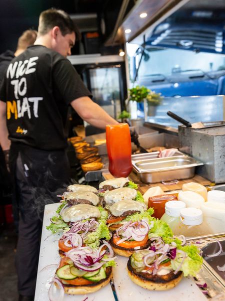 Die Burger kamen von „Nice to Meat“. (Stefan Bausewein)