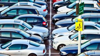 Kombiniert man künstliche Intelligenz mit der richtigen Architektur, können schon kleine neuronale Netze komplexe Aufgaben lösen. Zum Beispiel braucht es nur zwölf Nervenzellen, um ein Auto einzuparken. (gemeinfrei - Michael Gaida / Pixabay)