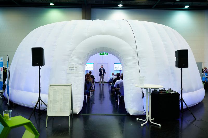 Neben dem Use Case gab es auch ein aufblasbaren Dome, in dem ein komplettes Vortragsprogramm zu digitalen Transformation stattfand.   Mehr Infos zu den kommenden LAB-SUPPLY-Messen finden Sie auf www.lab-supply.info (Bild: EYE AM CHRIS)