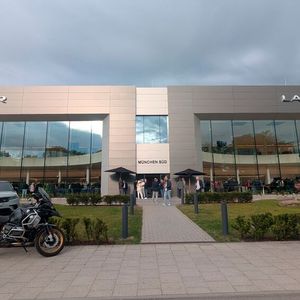 Rund 600 Gäste feierten den Neustart des JLR-Autohauses mit.(Bild:  Mauritz – VCG)