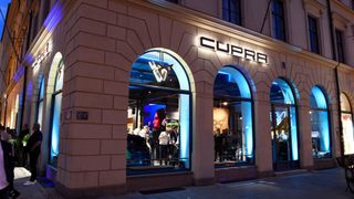 Schön anzusehen: Cupra macht inzwischen gerade auch in Innenstädten auf sich aufmerksam. Im Bild die Cupra City Garage in München. (Bild: Seat)