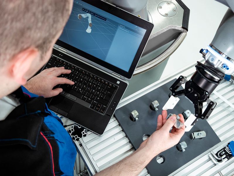 Bei der Programmierung des Roboters unterstützen verschiedene Bedien- und Eingabehilfen. (Bild: drag&bot)