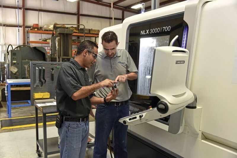 Mohsen Saleh und Mark Garland, Maschinenbediener an einer der CNC-Maschinen, prüfen ein Werkstück, das bei Anthony Machine auf einem der Universaldrehzentren von DMG Mori, einer NLX 3000 1250, gefertigt wurde. (Kennametal)