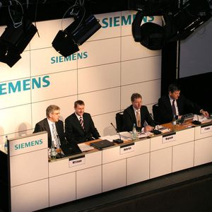 Seit der Neuorganisation der Siemens AG zum Jahresbeginn 2008 steht Klaus Helmrich (zweiter von links) als CEO der Siemens-Division Drive Technologies (Nürnberg) mit den Business Units Electronics Assembly Systems, Large Drives, Mechanical Drives, Motion Control Systems und Standard Drives vor. Neben ihm sitzen Jens Michael Wegmann CEO der Siemens-Division Industry Solutions (Erlangen) und Ralf-Michael Franke CEO der Siemens Business Unit Industrial Automation Systems (v.l.nr.). Ganz links, ebenfalls neu in seiner Funktion verantwortlich für Media Relations IIA & IDT, Winfried Wittmann.