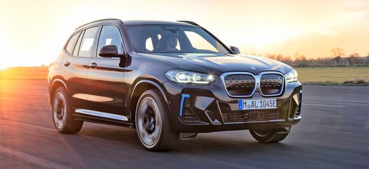 Das ist ein Vertreter der BMW-X-Baureihe. Diese rollt auch aus dem US-amerikanischen Werk des Automobilbauers in Spartanburg vom Band. Jetzt nimmt BMW rund 200 Millionen in die Hand, um dort die Blechbe- und -verarbeitung mit Schuler-Pressen-Know-how aufzurüsten.(Bild:  BMW Group)