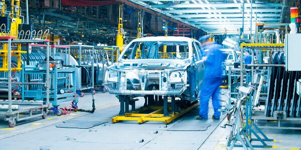 Deutschlandweit sinkt die Kurzarbeit - im Fahrzeugbau bleibt sie mit 24 Prozent jedoch verhältnismäßig hoch. Aber immerhin: Im August lagen die Zahlen noch bei 31 Prozent. (Bild:  ©安琦 王 - stock.adobe.com)