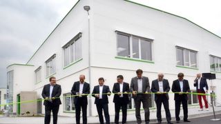 v.l. Jörg Krautter, Vice President Automation Murr, Stefan Grotzke, Chief Operating Officer Murr, Pavel Vlček, Werkleiter Murr, Matthias Eschle-Reinold, Vice President Power Murr, Ivo Grüner, Stellvertreter des Hauptmanns der Region Pilsen für Regionalentwicklung, EU-Fonds und Informatik, Jiří Vlk, Bürgermeister von Stod, und Pavel Boukal, Geschäftsführer von BP Stavby, durchtrennen ein Band und geben damit den Startschuss für die Nutzung des neuen Murrelektronik-Gebäudes in Stod. (Murrelektronik)