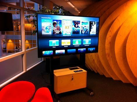 Bild 6: In diesem Multimediaschrank mit höhenverstellbarem Monitor verbergen sich viele Kabel, die bislang lose herunterhingen. Gerade bei regelmäßigen Bewegungen des Monitors war das ein Problem. Mithilfe einer Energiekette konnten die Kabel zusammengefasst werden und werden nun bei jeder Bewegung sicher geführt. Netter Nebeneffekt: Der Schrank sieht ohne die lose herunterhängenden Kabel nun wesentlich ordentlicher aus. (Bild: EMHAES)