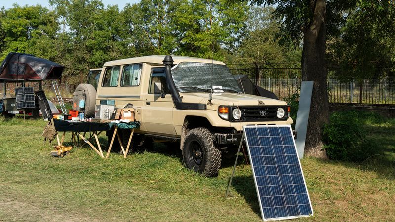 Angetrieben wurde der Ur-BJ von einem Dieselmotor mit 3,4 l Hubraum und 63 kW. Ausgestattet mit Blattfedern, Starrachse und großen 16-Zoll-Rädern, kam der BJ weniger komfortabel als robust auf den Markt. 298 Einheiten wurden auf Bestellung produziert, nur vier Exemplare wurden exportiert. 1954 wurde der BJ in Land Cruiser umbenannt und feierte sein internationales Debüt. Er sollte für den Export ziviler aussehen als der BJ. (Bild: Toyota)