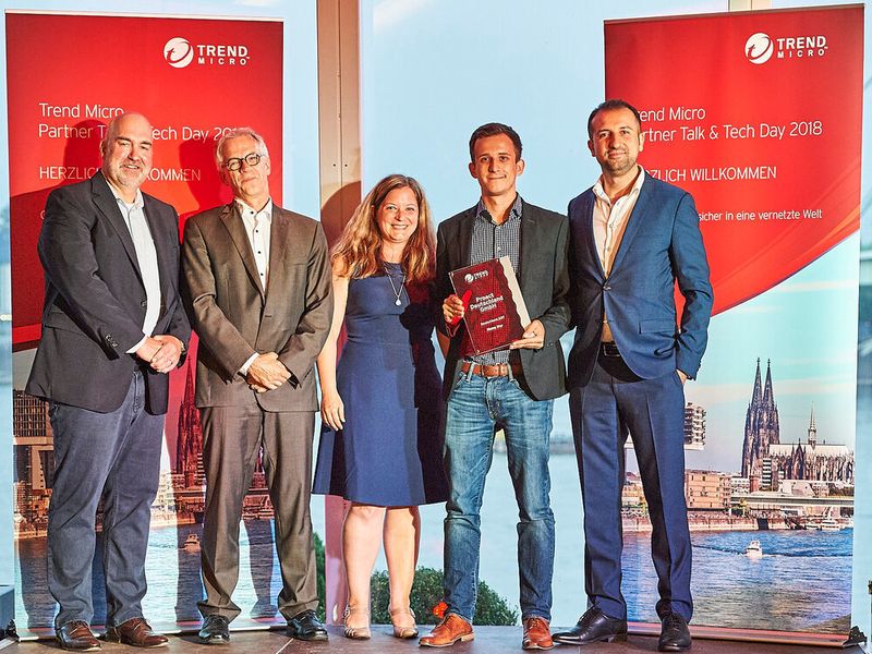 Den Partner Award „Rising Star“ 2017 Deutschland konnte Proact Deutschland einheimsen: (v. l.) Armin Rothe und Martin Ninnemann (Trend Micro), Katrin Thunig und Robert Wortmann (Proact Deutschland) mit Mithat Akay (Trend Micro)
 (Trend Micro Deutschland GmbH)