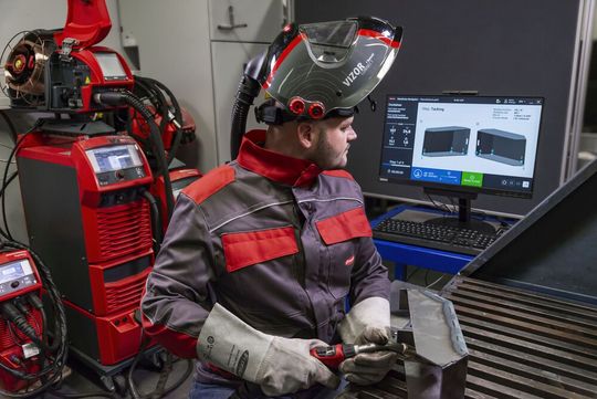 Fronius hat Fachkräftemangel und Ressourcenverschwendung den Kampf angesagt. Der Weldcube Navigator führt deshalb mit einer Schritt-für-Schritt-Anleitung durch die Schweißaufgaben. Das – und noch mehr – gibt es zur Schweissen & Schneiden. Fronius hat Fachkräftemangel und Ressourcenverschwendung den Kampf angesagt. Der Weldcube Navigator führt deshalb mit einer Schritt-für-Schritt-Anleitung durch die Schweißaufgaben. Das – und noch mehr – gibt es zur Schweissen & Schneiden.