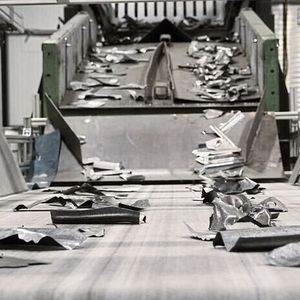 Eine neuartige laserbasierte Sortier-Technik für Metallschrott ging am 17.5.2023 erstmals kommerziell in Hoppegarten in Betrieb. Die LIBS-Technologie ermittelt blitzschnell die Legierungsanteile jedes Schrottstücks, dadurch kann die Menge der verwendeten Sekundärrohstoffe als Recyclingmaterial beträchtlich steigen. (Bild:  Clean-Lasersysteme GmbH)