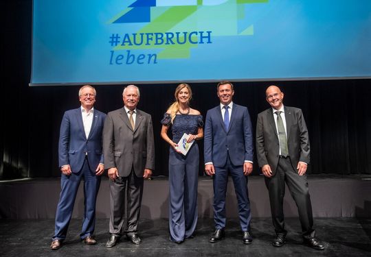 Vier ehemalige und aktive Geschäftsleiter erzählten aus der Geschichte von Infraserv Gendorf. V.l.n.r.: Dr. Bernhard Langhammer, Dr. Peter Sckuhr, Moderatorin Maxi Sarwas, Dominik Gschwendtner und Dr. Christoph von Reden.(Bild:  Tom Bauer)