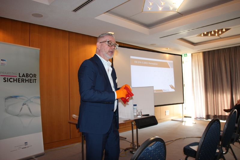 Auch Jens Wagschal von Shield Scientific war als Referent beim Praxistag Laborsicherheit dabei. Er teilte seine Expertise zum Thema Schutzhandschuhe.  Mehr Infos zu den kommenden LAB-SUPPLY-Messen finden Sie auf www.lab-supply.info.  (LABORPRAXIS, C. Lüttmann)