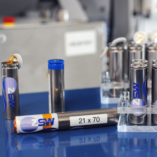 Vom ZSW hergestellte Akkuprototypen im 21700-Format mit wässrig beschichteten nickelreichen Kathoden. Vom ZSW hergestellte Akkuprototypen im 21700-Format mit wässrig beschichteten nickelreichen Kathoden.