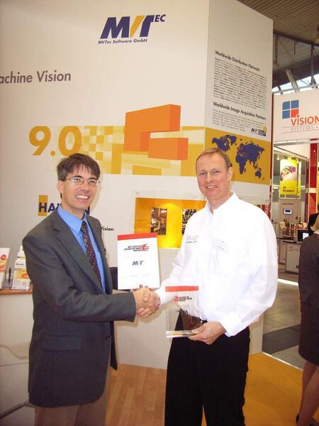 Jens Hashagen, Product Manager Software von AVT, überreicht Christoph Zierl, Director Software Development von MVTec die Mitgliedschaftsurkunde auf der VISION 2008 (Archiv: Vogel Business Media)