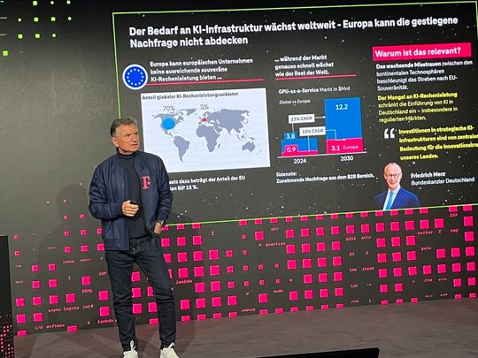 T-Systems-Chef Ferri Abolhassan erklärt Hintergründe zur KI-Fabrik. Sie ist die Basis für den „Deutschland Stack“, den die Telekom gemeinsam mit SAP bereitstellt.  (Bild:  Vogel IT-Medien)