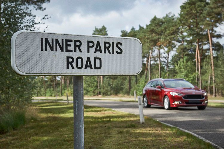 Aber auch „normaler“ Straßenbelag wird getestet, etwa Pariser Kopfsteinpflaster. (Foto: Ford)