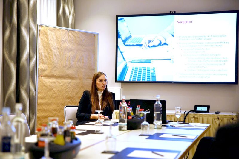 Aufbauend darauf zeigte sie gemeinsam mit Dr. Monika Walter (Klinikum Bielefeld) in einem der beiden Roundtables praktische Methoden bei erfolgten Cyberangriffen. (Bild: VIT-Akademie)