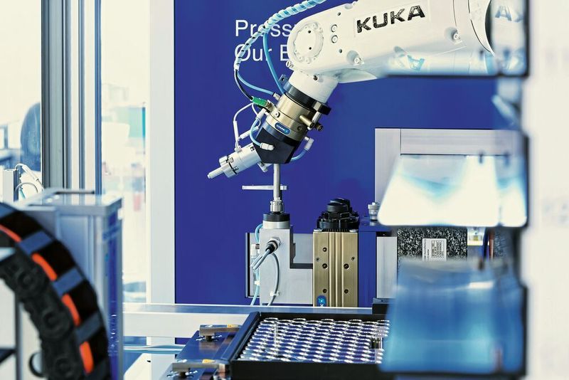 Mithilfe eines Roboters werden die Teile aus dem Pick & Place-Lager vereinzelt und einer Schweissnahtprüfung zugeführt.  (Schunk)