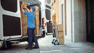 Einfach „vom Laster fallen“ können Pakete in den schnellen Auslieferfahrzeugen der Sprinterklasse nicht. Trotzdem verschwinden täglich deutschlandweit geschätzt etwa 2.000 Pakete. (Bild: © Gorodenkoff - stock.adobe.com)