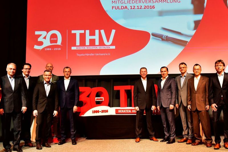 Selten zuvor war die Harmonie zwischen Importeur und Händlerverband so groß wie in diesem Jahr (von links): THV-Vorstandsmitglieder Bernd Förster, Matthias Muermann, Christian Borth, Karsten Schulz und Ulf Pfeiffer, Verbandspräsident Michael Martin, Tom Fux, Präsident Toyota Deutschland, Ulf Pfeiffer, THV, Masaki Hosoe, Chairman Toyota Deutschland und Roland Brucker, THV. (THV/ C.Olaf Adickes)