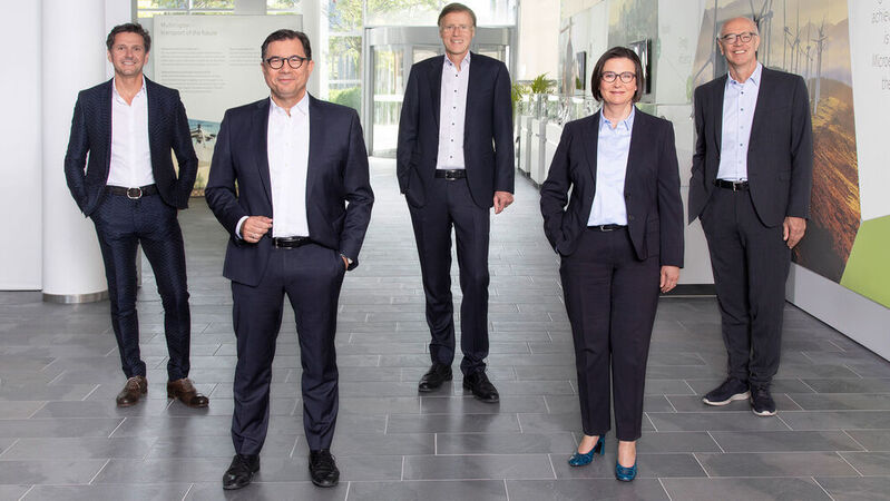 Freuen sich über überaus erfolgreiche Geschäfte: Die Mitglieder der Infineon-Geschäftsführung Andreas Urschitz (CMO), Dr. Sven Schneider (CFO), Jochen Hanebeck (CEO), Constanze Hufenbecher (CDTO) und Dr. Rutger Wijburg (COO) (von links nach rechts).
