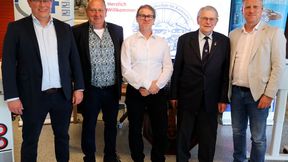 Marc-Olaf Begemann, Schulleiter des BBZ am NOK, Claudio Jöhnk, Obermeister der Landesinnung für Karosserie- und Fahrzeugbautechnik, Thomas Weber, Lehrer am BBZ am NOK, Hans-Peter Brandt und Björn Geertz, Hauptgeschäftsführer der HWK Flensburg freuten sich über die starke Entwicklung des Standorts.  (Bild: Christof Nielsen-Wegner, BBZ am NOK)