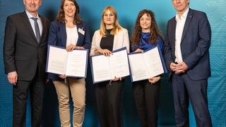 Hubert Aiwanger (links), Prof. Dr.-Ing. Holger Hanselka (rechts) und die Preisträgerinnen des Hugo-Geiger-Preises 2024 (v.l.n.r.): Dr. Patricia Erhard, Dr. Kerstin Müller und Dr. Sarah Klein. (Bild: Fraunhofer IVV)