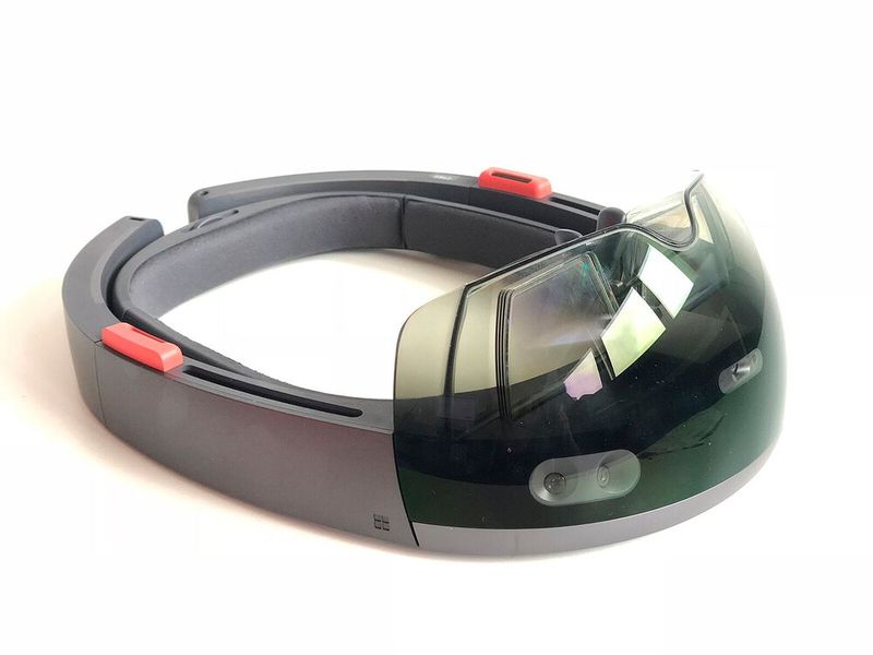  ... und die dazugehörige Microsoft HoloLens für Pick-by-Vision-Anwendungen.  (Bild: Hochschule Neu-Ulm / Logistik-Labor)