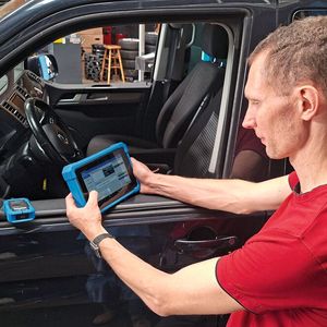 Michael Köhler vom Autohaus Köhler in Hollstadt hat das Fabucar Doc Pro ausprobiert. Das Preis-Leistungs-Verhältnis ist, gerade mit Blick auf die Fabucar-KI, in seinen Augen unschlagbar.(Bild:  Dominsky – VCG)