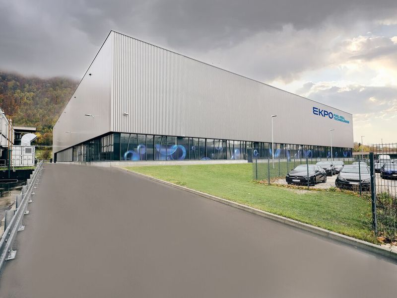 Die EKPO Fuel Cell Technologies mit Sitz in Dettingen/Erms entwickelt und feritigt Brennstoffzellenstacks und -komponenten für die Mobilität.(Bild:  EKPO/Hutzenlaub)
