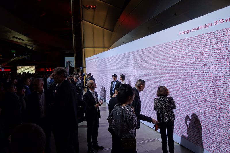 Jeder Gewinner sucht sein Logo an der Wall of Fame. (Bild: IT-BUSINESS)