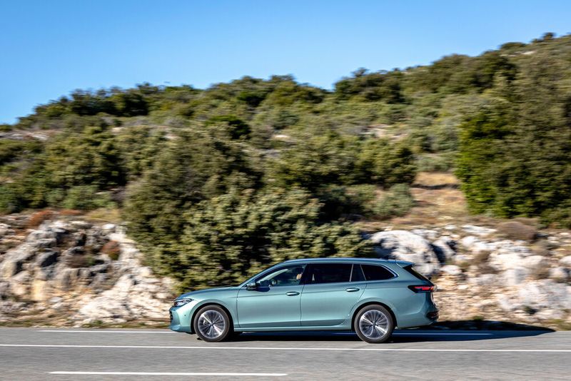 Mit 4,91 Metern Länge wird es knapp in vielen Beton-Fertiggaragen. (Bild: VW)