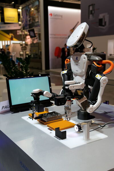 Votre futur collègue de travail, le «cobot» Nextage en démonstration lors de l'exposition EMO en 2015 à Milan. (MSM)