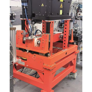 Auf diesem Positioniertisch verfährt die Hochgeschwindigkeitskamera mit einer Genauigkeit von ±2,5 Mikrometern.
 (Bild:  LEANTECHNIK AG)