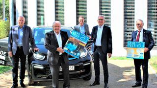 Gemeinsam für den Licht-Test 2020: (v. l.) Jürgen Baer, Geschäfts- und Fachbereichsleiter für Verkehr & Technik des ADAC Hessen-Thüringen, ZDK-Präsident Jürgen Karpinski, Joachim Kuhn, Geschäftsführer des Kfz-Gewerbes Hessen, Hessens Verkehrsminister Tarek Al-Wazir 
und Thomas Conrad, Geschäftsführer der Landesverkehrswacht Hessen. (Bild: Kfz-Gewerbe Hessen)