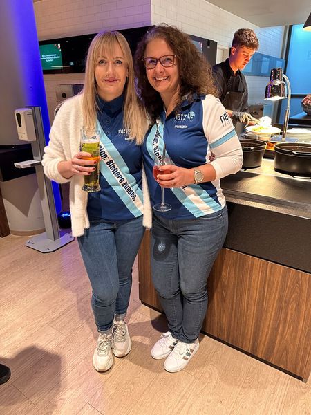 Auf eine tolle Party, (l.) Judith Giellmi und Rosie Weislein (netz16) freuen sich auf die Band. (Bild: Vogel IT-Medien GmbH)