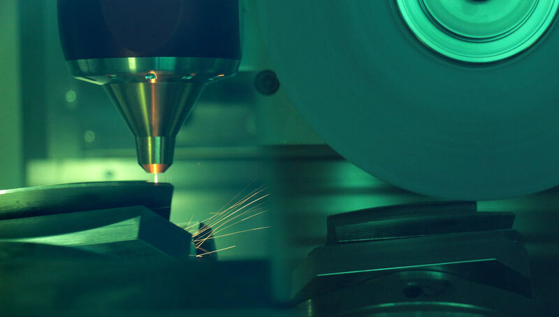 Die Mill Grind verwendet beim Laserauftragsschweißen konventionelle Schleifmittel mit superabrasiven Fähigkeiten, die XYZ-Auflösung beträgt 0,1 µm. (Elb Schliff)