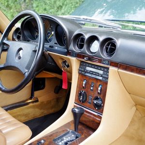 Ein Blick in den Innenraum des alten Mercedes.(Bild:  Patrick Broich/SP-X)