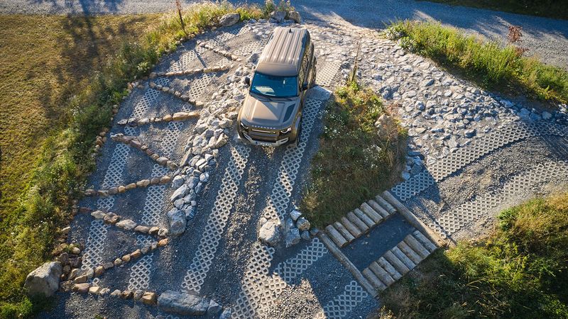 9.500 Tonnen Schotter wurden ausgebracht. Außerdem bedecken 2.000 Quadratmeter Rasengittersteine, rund 600 Steinknäpper und 9.600 Quadratmeter Vlies den rheinischen Boden. (Bild: Land Rover)