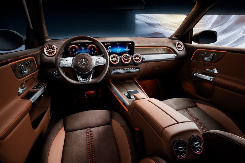 Schicker Innenraum mit viel Nubukleder, offenporigem Holz und gebürstetem Metall. (Daimler)