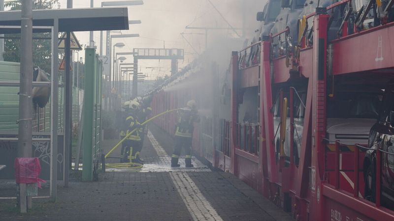 Die Einsatzkräfte konnten ein Übergreifen des Feuers auf weitere Waggons verhindern. (Bild: Feuerwehr der Stadt Butzbach)