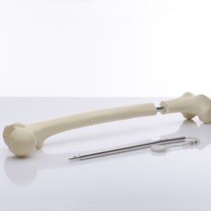 Integrierte elektrische Antriebstechnik: Das induktive Energieübertragungssystem versorgt medizinische Implantate durch das Gewebe hindurch kabellos mit Energie. Die Sendespule wird auf die Haut aufgesetzt, die Empfängerspule (im Bildvordergrund) sitzt unter der Haut und stellt dem Implantat die Energie zur Verfügung.