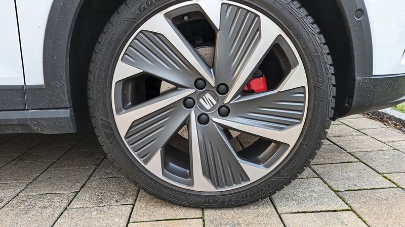 Auch der Arona profitiert vom großen VW-Baukasten. Das Fahrwerk agiert angenehm straff, aber jederzeit komfortabel. Die Zuladung fällt mit gut 500 Kilogramm gut aus. An einem Haken, so vorhanden, darf der Spanier 1.100 Kilogramm Anhängelast ziehen. Ach so: Die 760 Euro Aufpreis für die 18-Zoll-Räder mit glanzgedrehter Oberfläche und die Bereifung 215/45/18 kann man sich getrost sparen: Sie verursachen auf lange Sicht zusätzliche Kosten und haben keinen Nutzwert. (Bild: Simon – VCG)