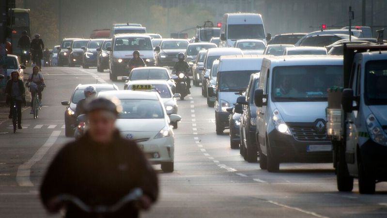Die geplante EU-Richtlinie zur Verbesserung der Luftqualität in den Innenstädten könnte diesmal nicht nur alte Verbrenner treffen, sondern sogar Elektroautos aufgrund ihres höheren Reifenabriebs, kritisiert das Kfz-Gewerbe Baden-Württemberg. (Bild:  frei lizenziert /  Pixabay)