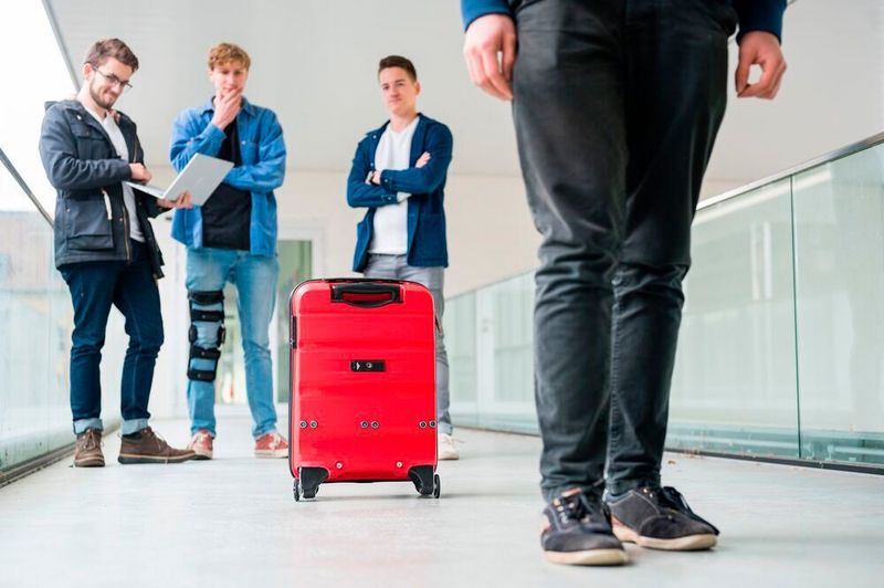 Der selbstrollende Koffer: 
Vier Studenten der Universität des Saarlandes haben einen Koffer entwickelt, der mittels Kamera, Sensoren und Steuerung automatisch seinem Besitzer folgt. Der „Smartcase“ genannte Prototyp, den die vier Nachwuchsforscher gerade entwickeln, heftet sich an die Fersen – oder bei Rollstuhlfahrern auch an die Felgen – seines Besitzers und fährt ihm oder ihr hinterher. Möglich wird dies durch eine Kombination aus Kamera, Sensoren und einer pfiffigen Regelung und Steuerung. (Oliver Dietze)