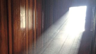 Natürliches Licht ist das Beste. Wenn jedoch künstliches Licht benötigt wird, empfehlen sich offene Standards in der Beleuchtungsindustrie. Sie helfen, Energie zu sparen und sind auch in Zukunft ausbaufähig. (Bild: frei lizenziert)