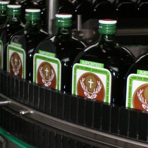 20000 0,7 l Flaschen Jägermeister werden stündlich bei Mast-Jägermeister am Standort Wolfenbüttel/Linden abgefüllt. Die Druckluft dient zum Reinigen der Flaschen vor der Befüllung. Bild: Compair